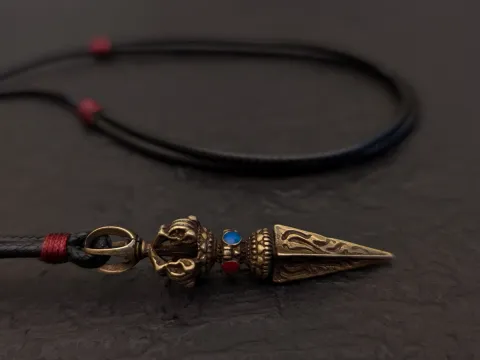 Dorje Phurba Anhänger: Tibetischer Buddhistischer Ritualdolch als Schutzamulett