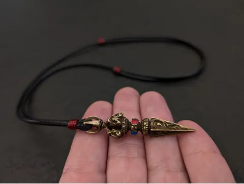Dorje Phurba Anhänger: Tibetischer Buddhistischer Ritualdolch als Schutzamulett