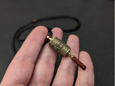 Buddhistische Gebetsmühle Anhänger mit Mantra Om Mani Padme Hum