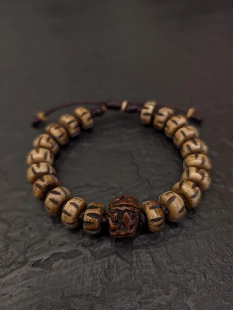 Naturbelassenes Vintage-Armband aus nepalesischem Yak-Knochen mit Rudraksha-Samen