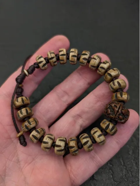 Naturbelassenes Vintage-Armband aus nepalesischem Yak-Knochen mit Rudraksha-Samen