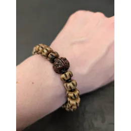 Naturbelassenes Vintage-Armband aus nepalesischem Yak-Knochen mit Rudraksha-Samen