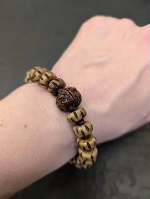 Naturbelassenes Vintage-Armband aus nepalesischem Yak-Knochen mit Rudraksha-Samen