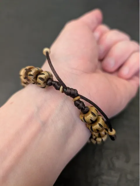 Naturbelassenes Vintage-Armband aus nepalesischem Yak-Knochen mit Rudraksha-Samen