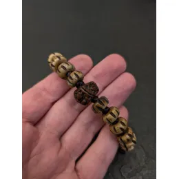Naturbelassenes Vintage-Armband aus nepalesischem Yak-Knochen mit Rudraksha-Samen