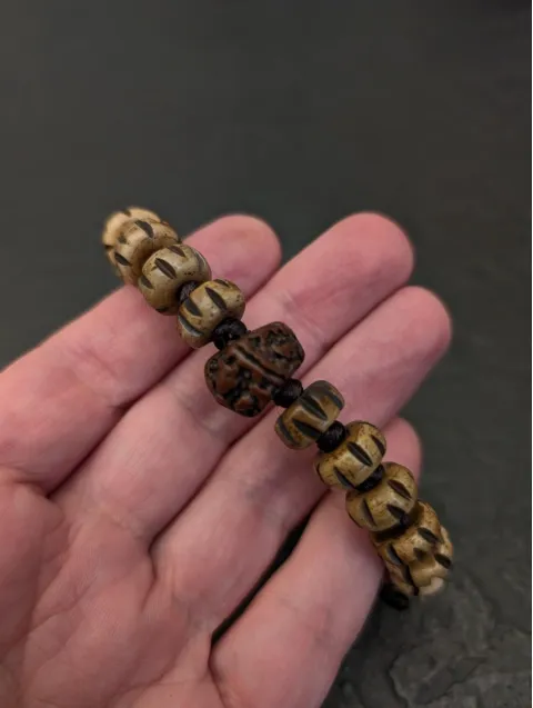 Naturbelassenes Vintage-Armband aus nepalesischem Yak-Knochen mit Rudraksha-Samen