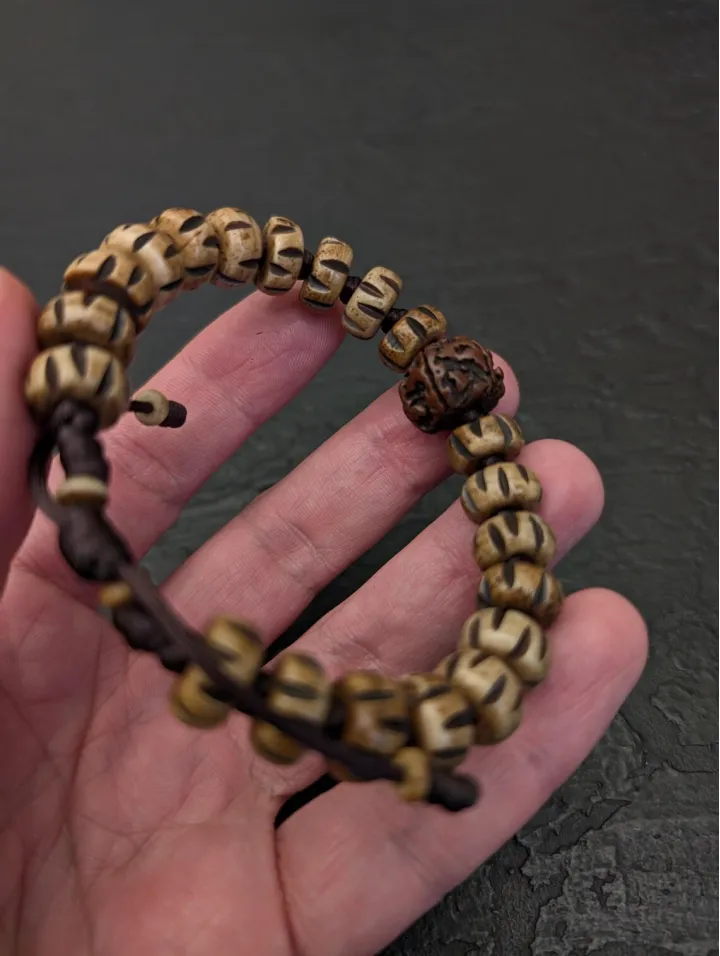 Naturbelassenes Vintage-Armband aus nepalesischem Yak-Knochen mit Rudraksha-Samen