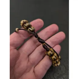 Naturbelassenes Vintage-Armband aus nepalesischem Yak-Knochen mit Rudraksha-Samen