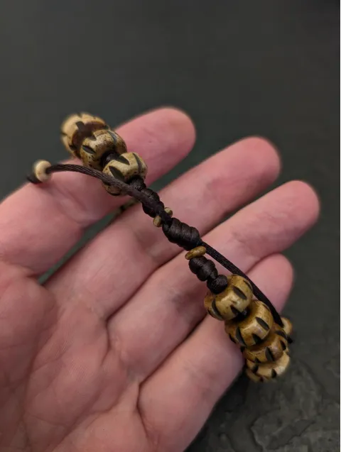 Naturbelassenes Vintage-Armband aus nepalesischem Yak-Knochen mit Rudraksha-Samen