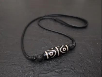 8 Augen Dzi-Stein mit Vulkangestein