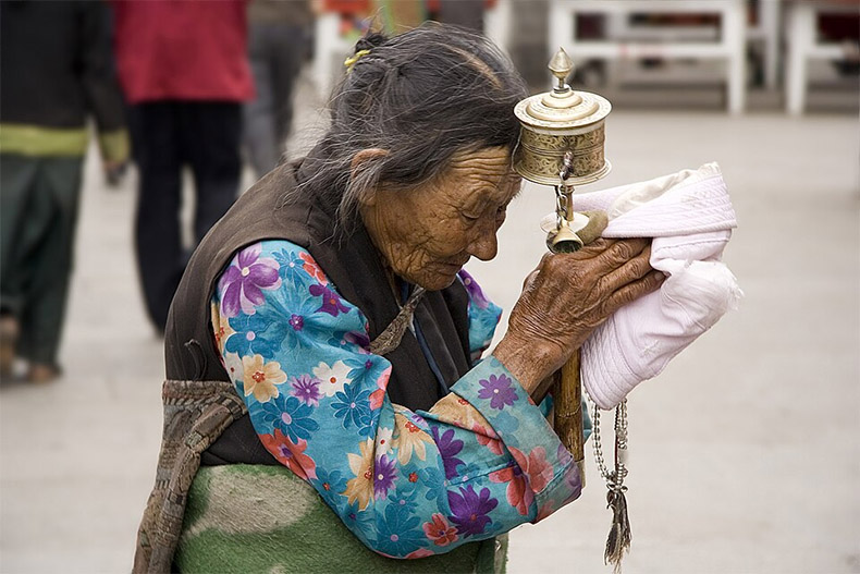 Pilgerin mit Handgebetsmühle auf dem Barkhor in Lhasa