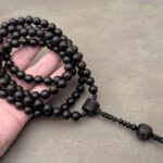 Tibetische Mala aus schwarzem Holz Om Mani Padme Hum