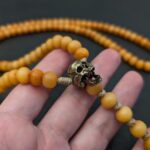 Natürlicher Vintage-Yak-Bon aus dem tibetischen Buddhismus mit Schädelanhänger und Schamanen-Kali-Halskette