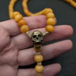 Natürlicher Vintage-Yak-Bon aus dem tibetischen Buddhismus mit Schädelanhänger und Schamanen-Kali-Halskette