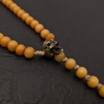 Natürlicher Vintage-Yak-Bon aus dem tibetischen Buddhismus mit Schädelanhänger und Schamanen-Kali-Halskette
