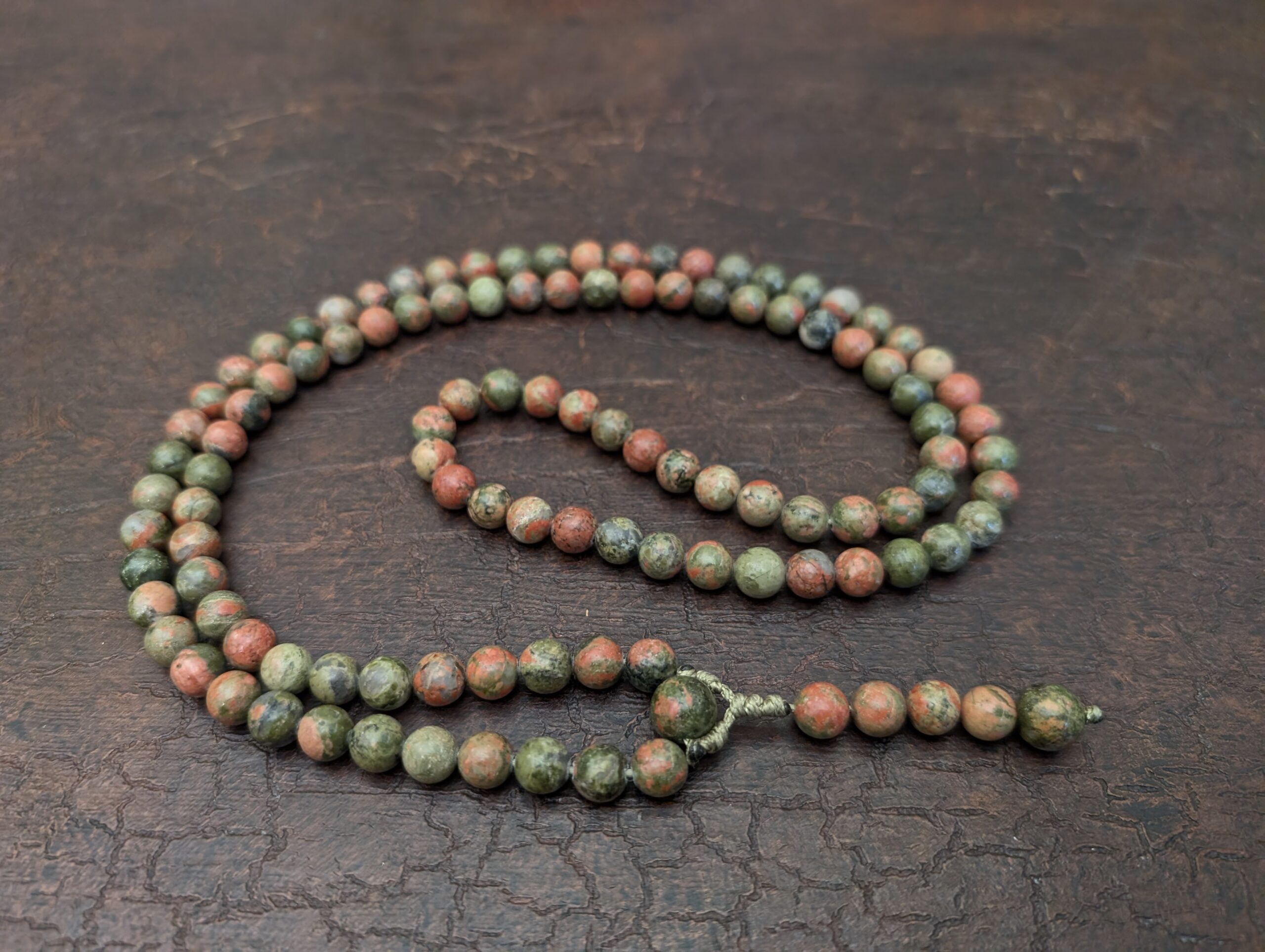 Mala Kette aus Unakit - Ihr Anker für Balance und Herzöffnung