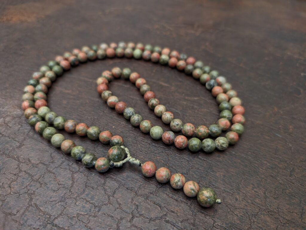 Mala Kette aus Unakit - Ihr Anker für Balance und Herzöffnung