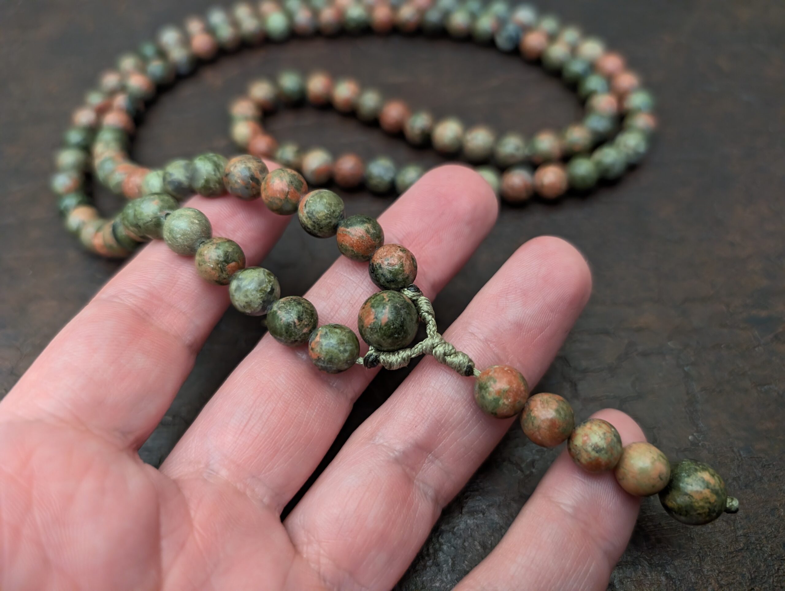 Mala Kette aus Unakit - Ihr Anker für Balance und Herzöffnung