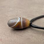 Anhänger aus natürlichem Achat, Ansicht der Kette und Nahaufnahme des Steins