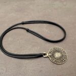 Tibetisches Bagua Spiegel Amulett mit Spiegeleinsatz und Bagua-Symbolen an schwarzer Kordel, Draufsicht