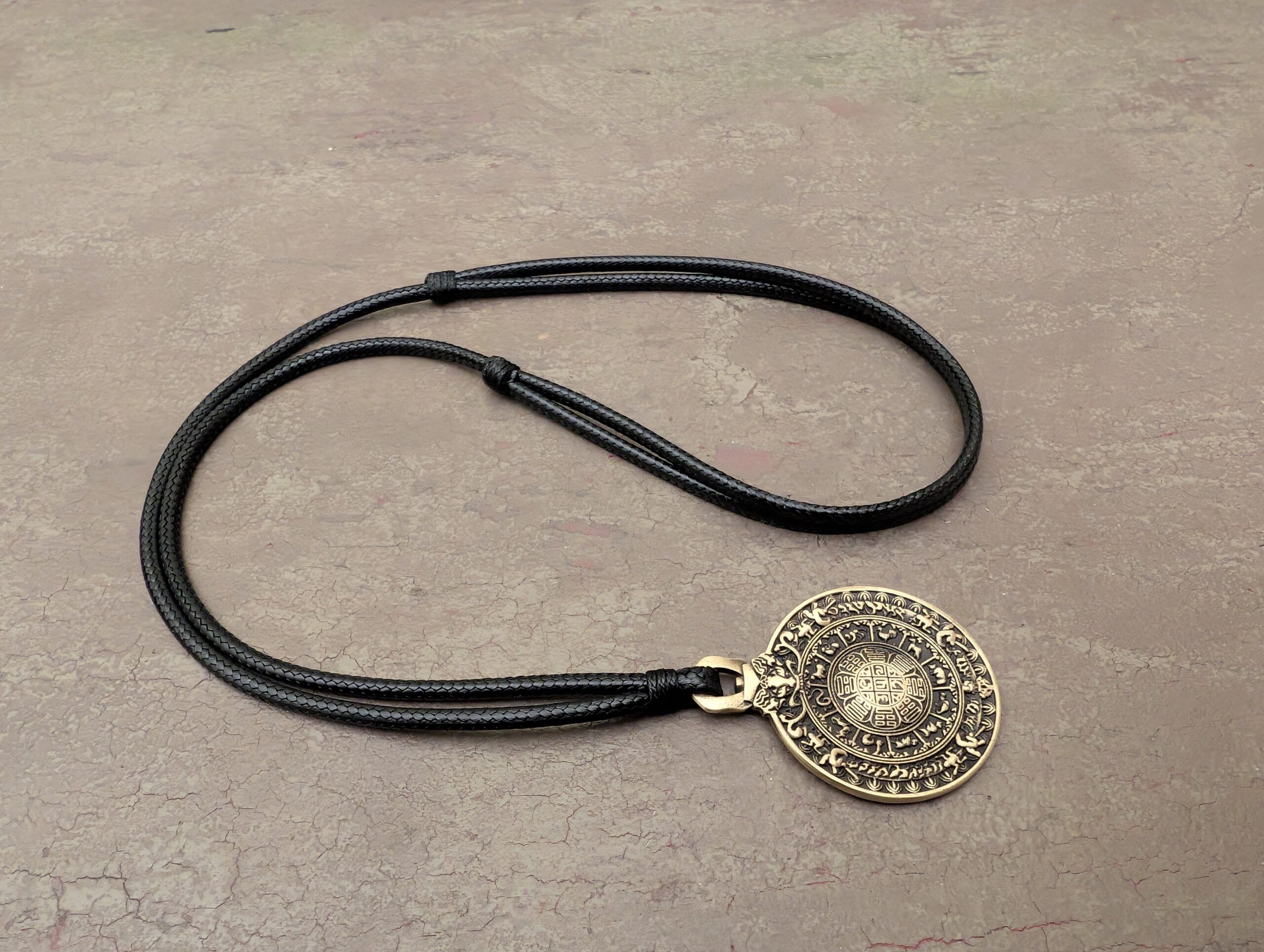 Tibetisches Bagua Spiegel Amulett mit Spiegeleinsatz und Bagua-Symbolen an schwarzer Kordel, Draufsicht