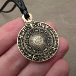 Vorderseite des tibetischen Bagua-Amuletts mit detailliertem Trigramm-Muster und zentralem Spiegel, Nahaufnahme