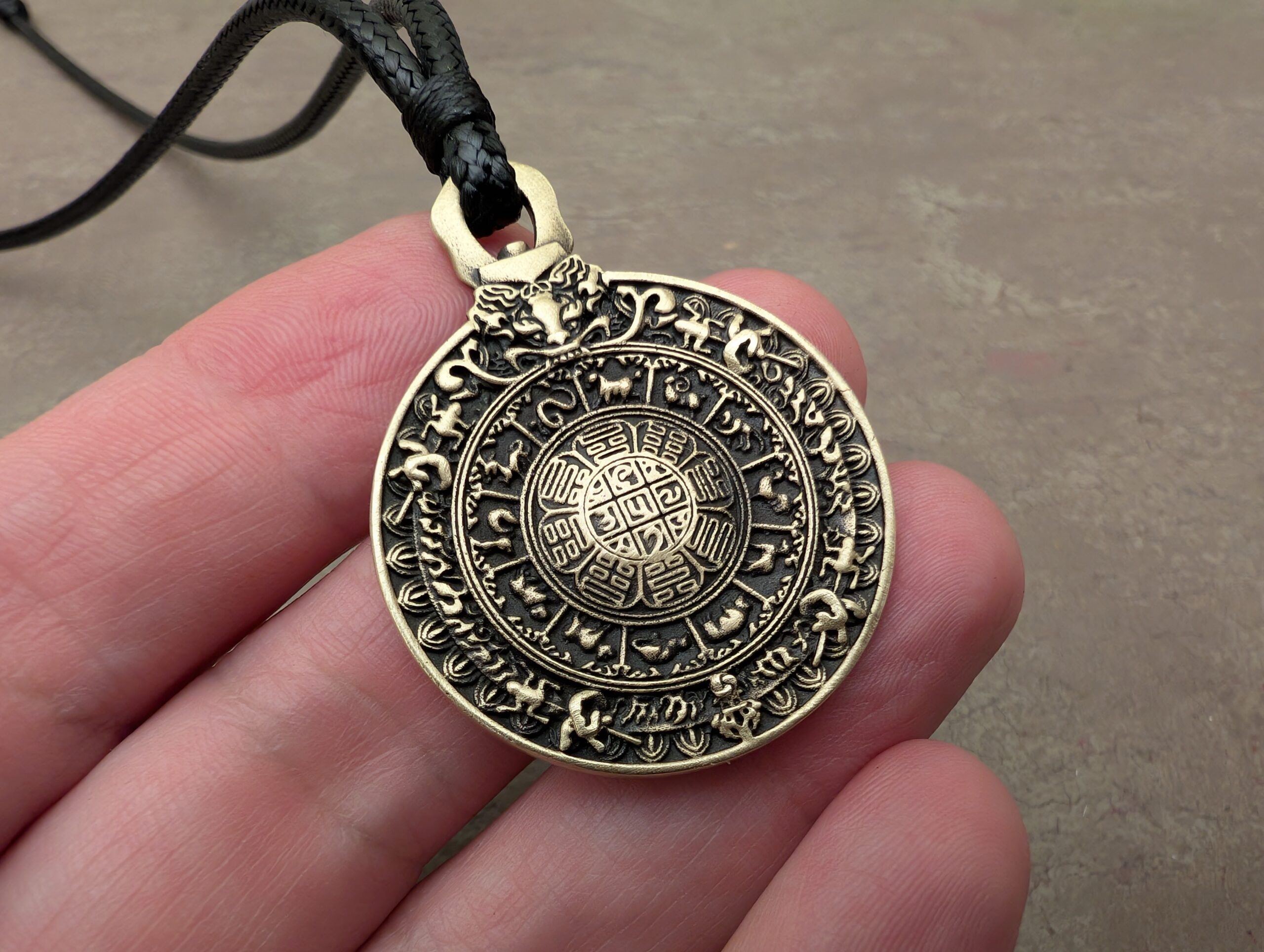 Vorderseite des tibetischen Bagua-Amuletts mit detailliertem Trigramm-Muster und zentralem Spiegel, Nahaufnahme