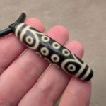 Echter dzi-stein 21-augen, Die Textur des Natursteins ist sichtbar