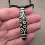 Echter dzi-stein 21-augen, Die Textur des Natursteins ist sichtbar