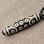 Echter dzi-stein 21-augen, Die Textur des Natursteins ist sichtbar