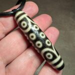 Echter dzi-stein 21-augen, Die Textur des Natursteins ist sichtbar