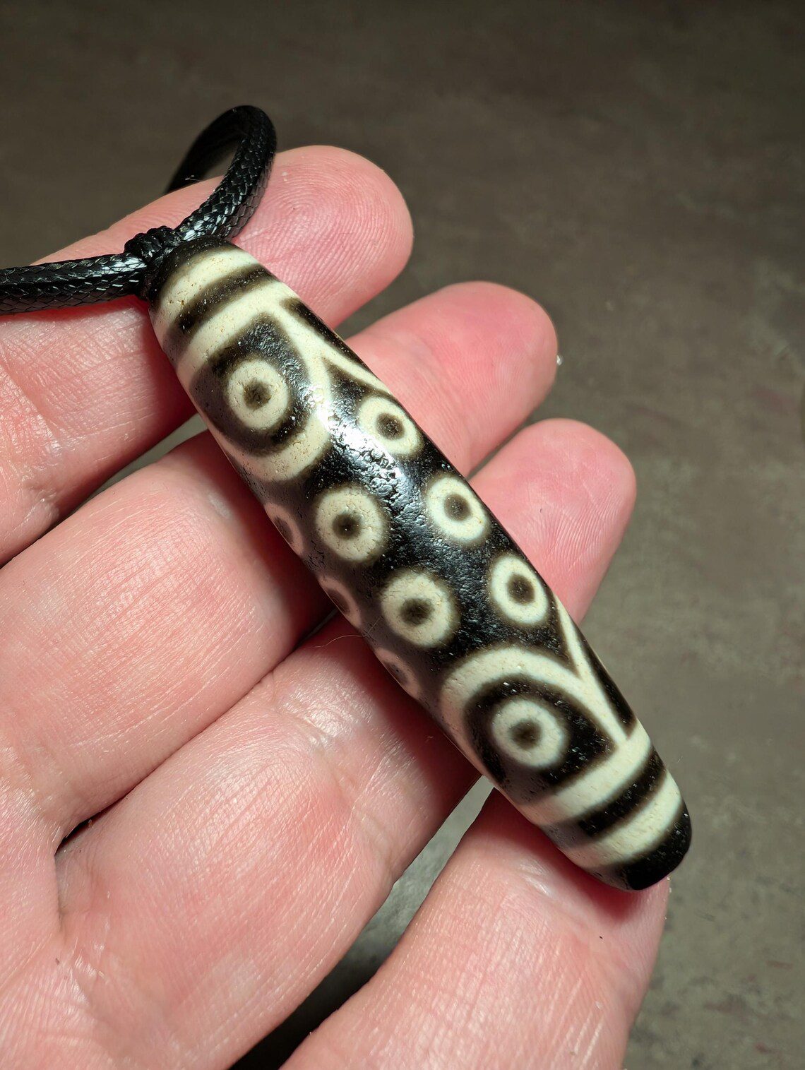 Echter dzi-stein 21-augen, Die Textur des Natursteins ist sichtbar