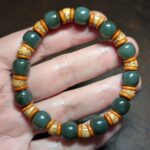 Armband aus grüner Jade (Nephrit) und Bodhi-Samen in der Hand