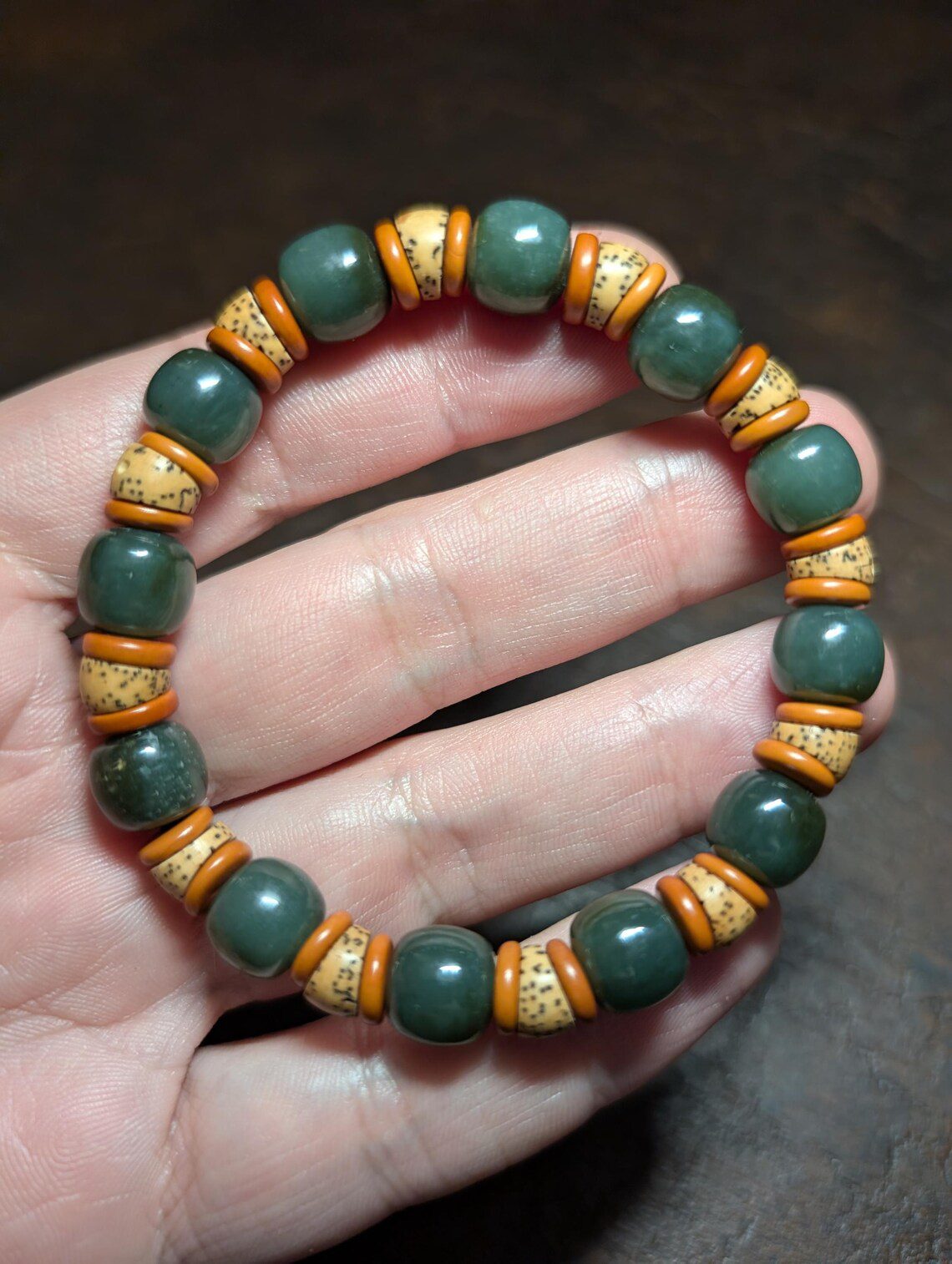 Armband aus grüner Jade (Nephrit) und Bodhi-Samen in der Hand