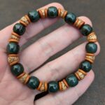 Armband aus grüner Jade (Nephrit) und Bodhi-Samen in der Hand