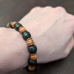Armband aus grüner Jade (Nephrit) und Bodhi-Samen am Arm