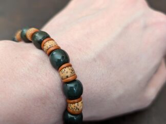 Armband aus grüner Jade (Nephrit) und Bodhi-Samen am Arm