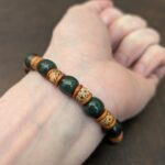 Armband aus grüner Jade (Nephrit) und Bodhi-Samen am Arm